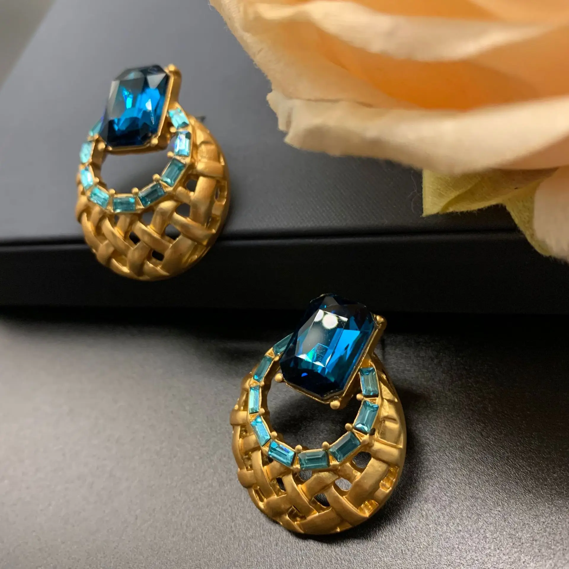 Vintage Craft Large Rhinestone Inlaid Hollowed Out Design Small Exquisite Earrings Jewelry for Woman Trend Ins