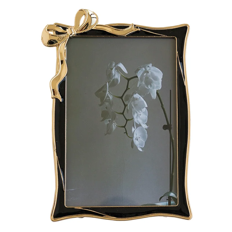 

Французская антикварная ретро-черно-белая золотая металлическая фоторамка с бантом, памятная фоторамка с принтом, декоративный стол