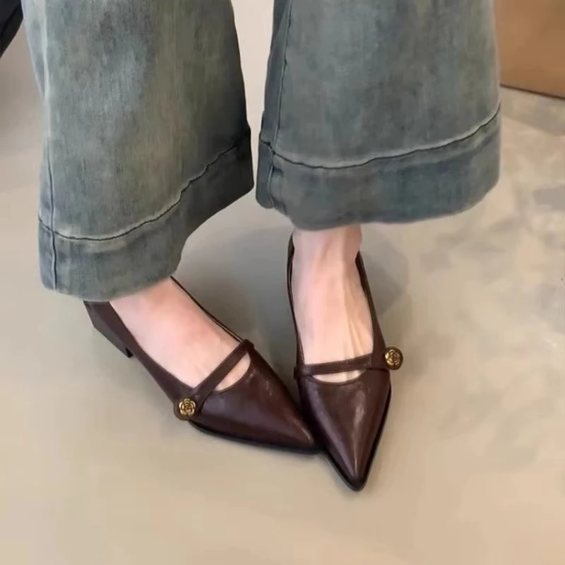 

Винтажные женские туфли на низком каблуке, весна/лето, новый стиль, модные удобные маленькие кожаные туфли с острым носком и золотой пряжкой