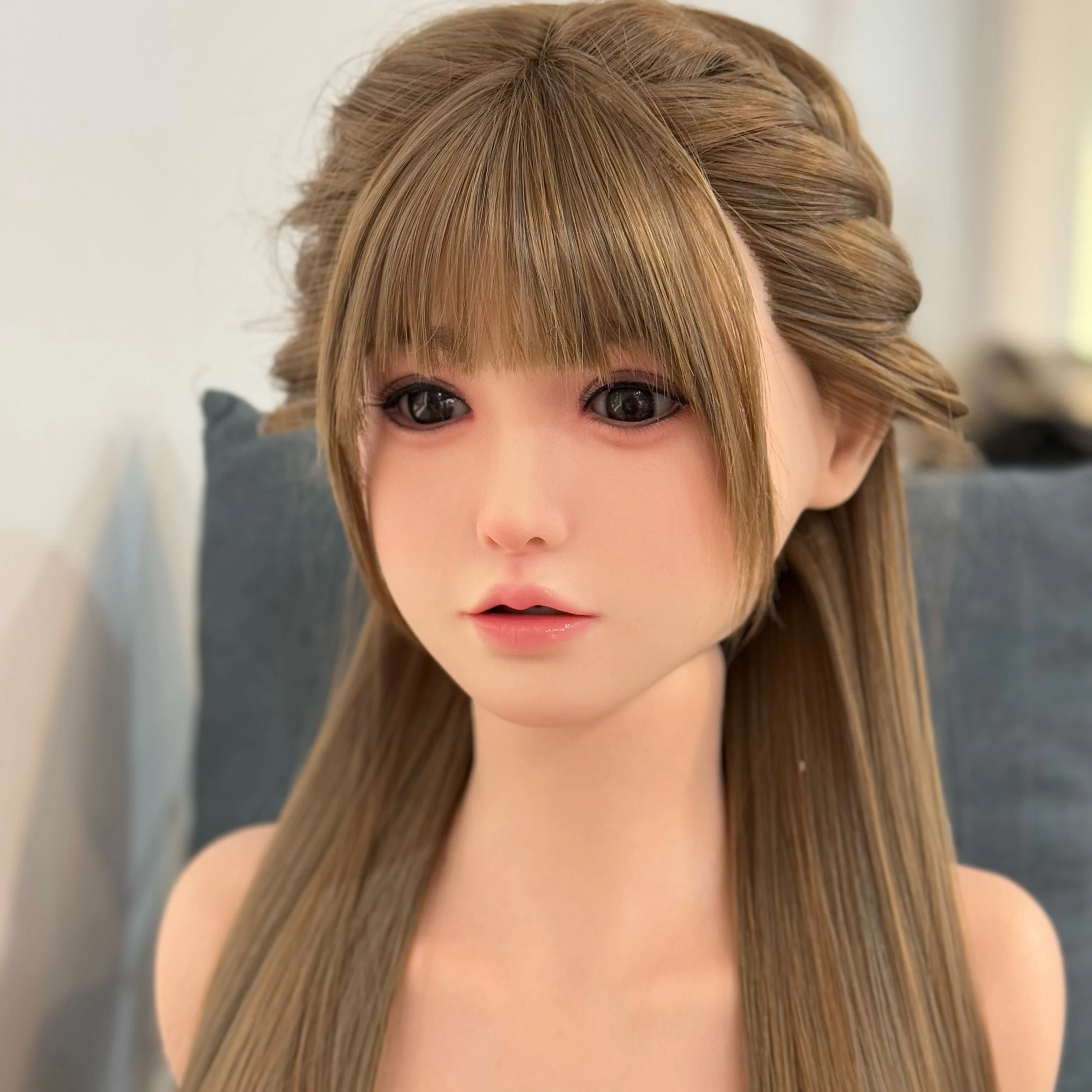 يمكن تسريحة الشعر السيليكون الجديدة فتح فمها، مما يزيد من سحرًا لطيفًا وأنيقًا. مع مظهر مكياج رقيق، إنه لطيف جدًا