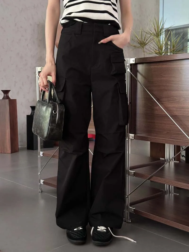 

Women's workwear style pants are fashionable, simple, loose, slim fit, and high-end, simple, handsome, straight leg pants