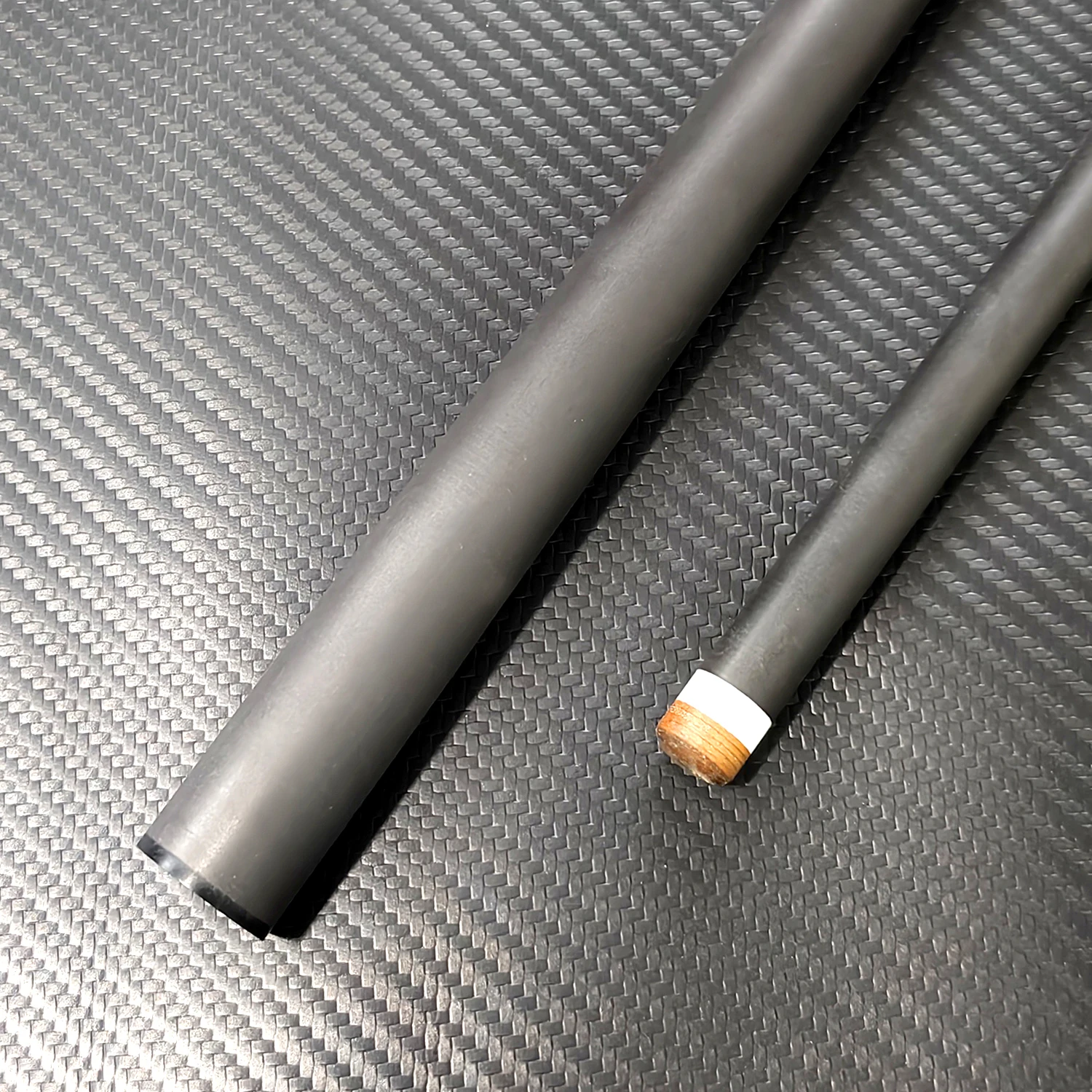 Tournament-grade carbon fiber pool cue, 12.4mm leather tip, lightweight and high strength. OEM custom designs available.