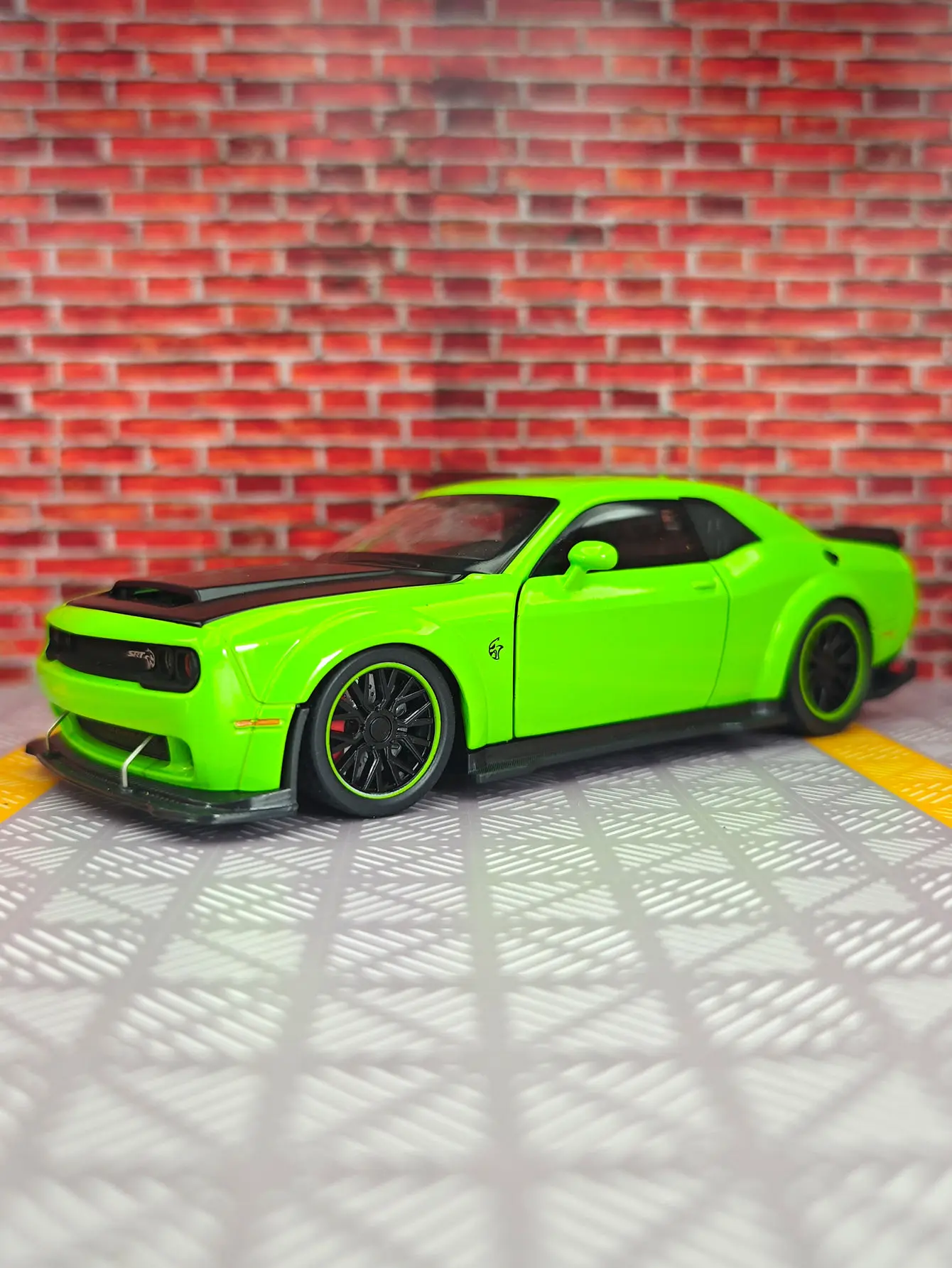 1:32 Dodge Hellcat SRT puertas de modelo de coche de aleación y capó de motor, el maletero se puede abrir como regalo de cumpleaños para amigos