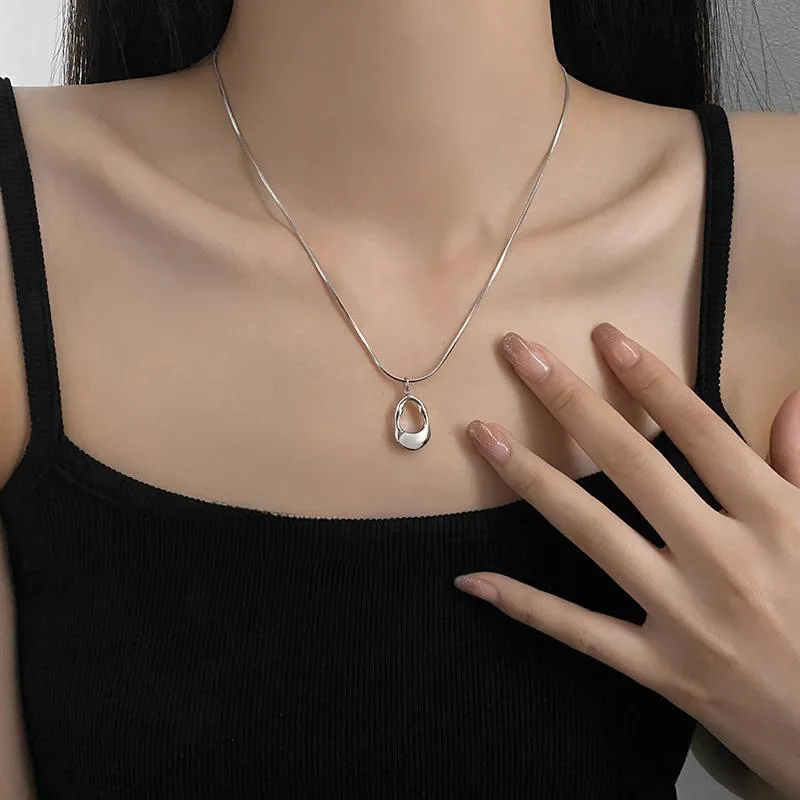 Minimalismo Collana con ciondolo a forma di goccia d'acqua scavata per le donne Regalo di compleanno di gioielli per feste con catena a clavicola con fascino squisito