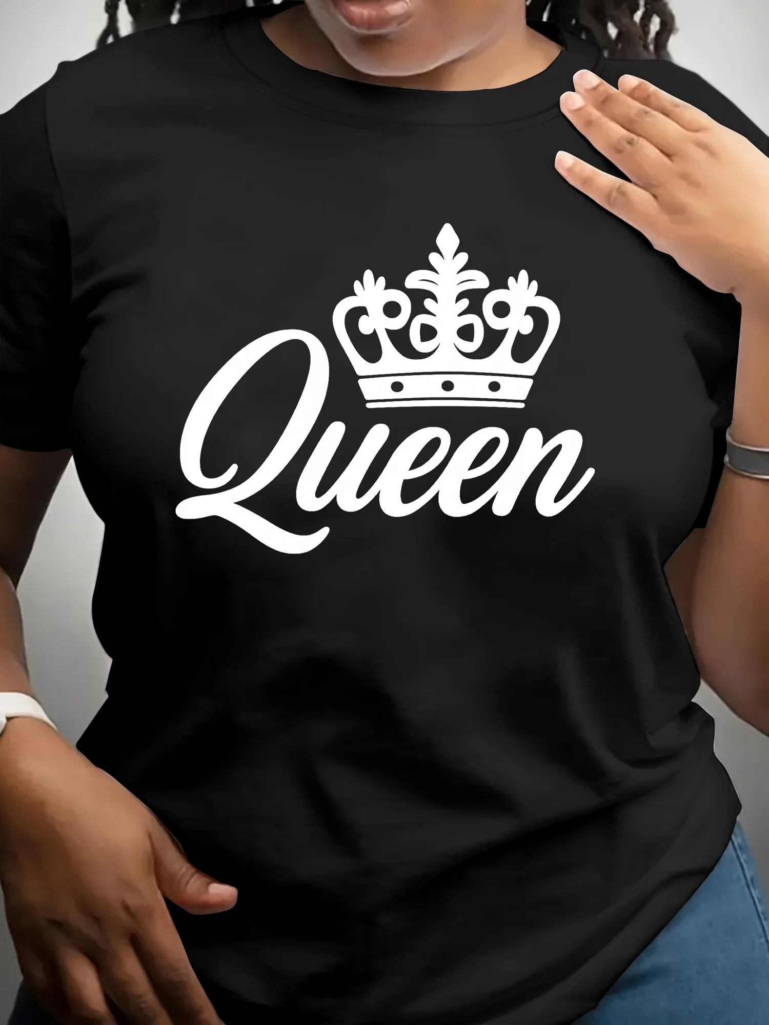 Casual Short-Sleeve Pullover For Women Featuring A Graphic Of A Crown And The Word 'Queen', Perfect For Spring And Summer Fashion, Versatile Top