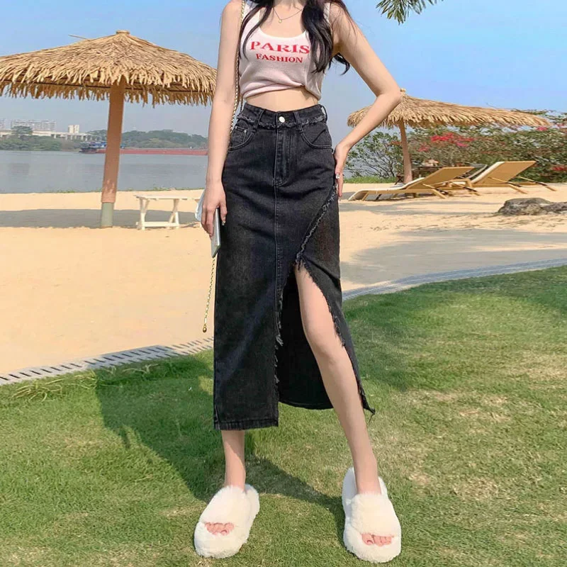 

Необычная джинсовая юбка для уличной моды. Новые весенне-летние женские модные модные длинные юбки с бахромой и запахом на бедрах.