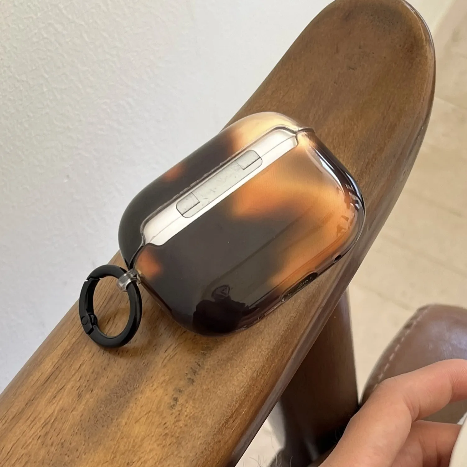 متدرج شفاف باللونين الأسود والبني + حلقة مناسبة لحافظة Apple Airpodspro2/Airpods Pro/Airpods4 Case/Airpods3 Case/Airp