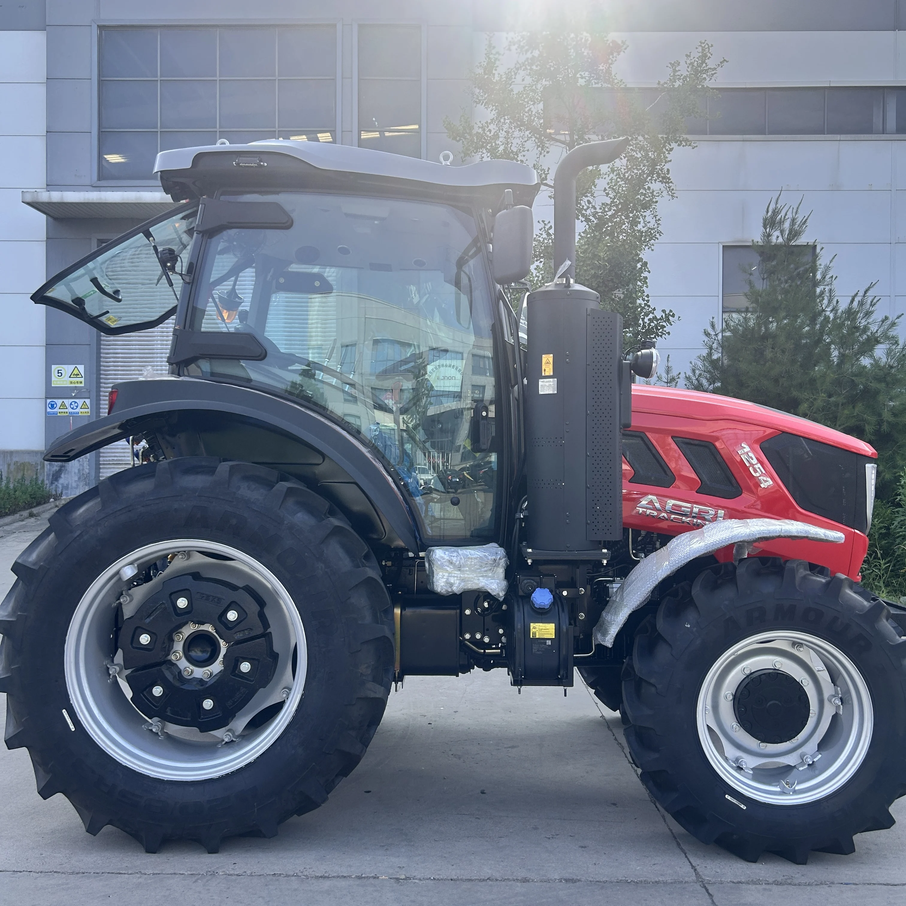 120Hp 4Wd Agricultural Closed Air-Conditioned Cabin Farm Wheel Tractor for Farming Ploughing Cultivation Work
