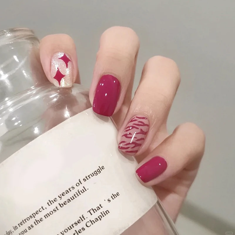 Faux ongles carrés courts à blocage de couleur rouge baie sauvage, avec adhésif gelée, couverture complète détachable, à pression, artificiels, 24 pièces