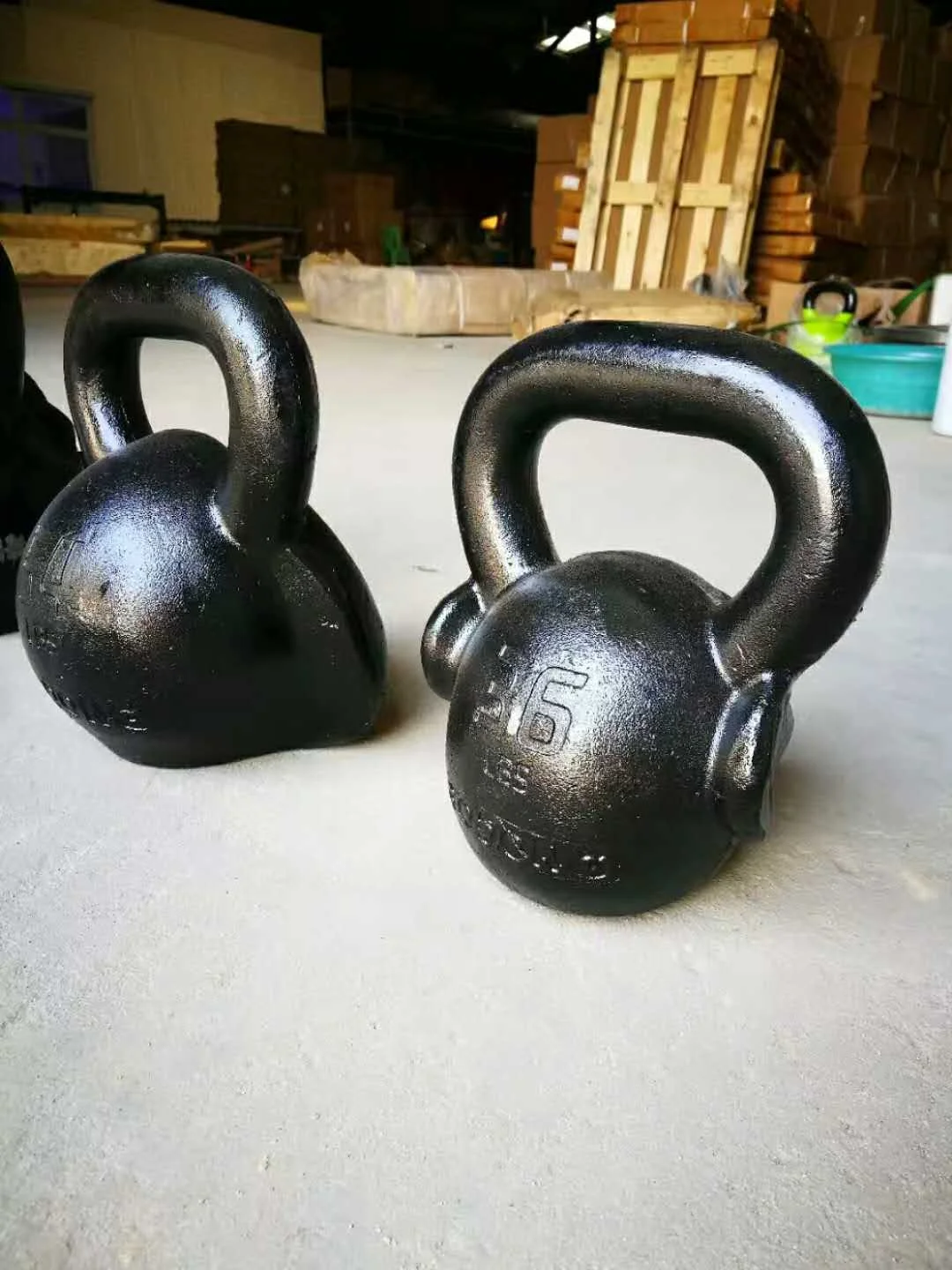 حار بيع معدات الصالة الرياضية القرد رئيس Kettlebell اللياقة البدنية ممارسة الأسود الحديد الزهر Kettlebell مجموعة #6