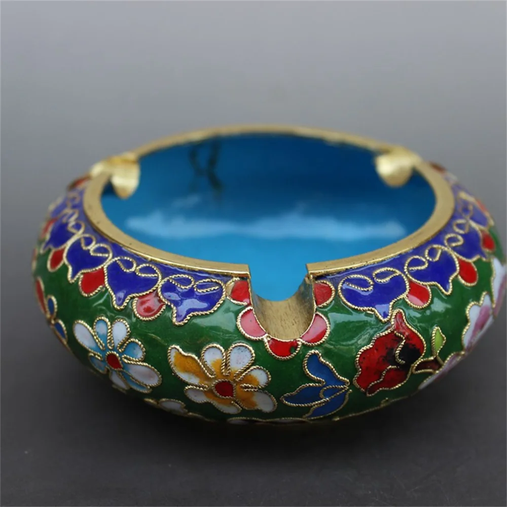 

Cloisonne glass crafts are decorated in white, yellow and green. Three colors are available.