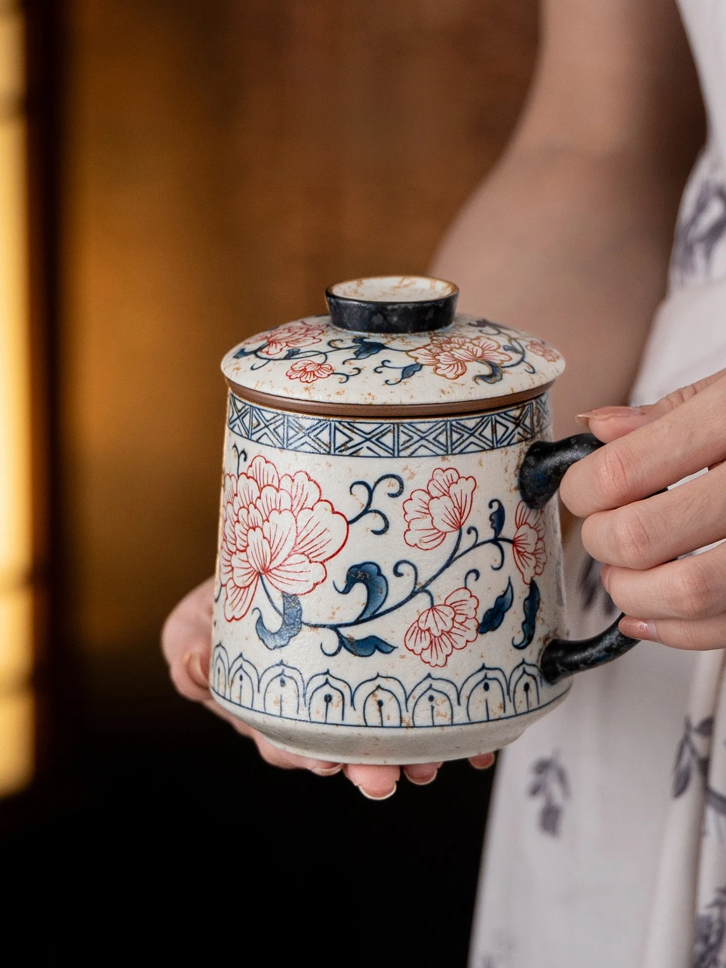 blue-and-white-ceramic-mugs-with-lid-for-office-tea-brewing-floral-pattern-porcelain-cup-for-adults-single-ear-handle-design