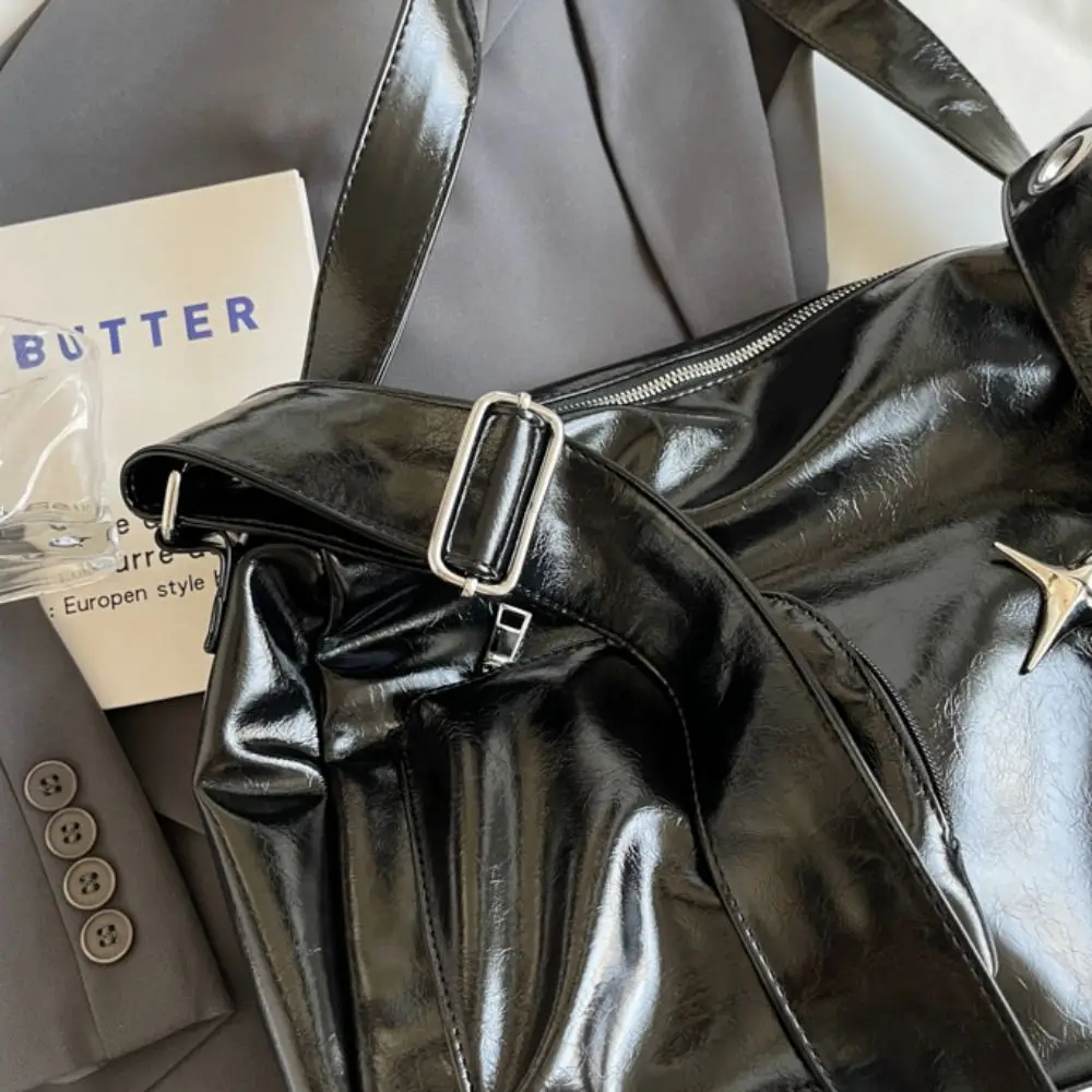 رائعة بو الجلود فاسق حمل حقيبة سستة سعة كبيرة Y2K الإبط حقيبة سوداء أنيقة البولينج حقيبة يد الفتيات