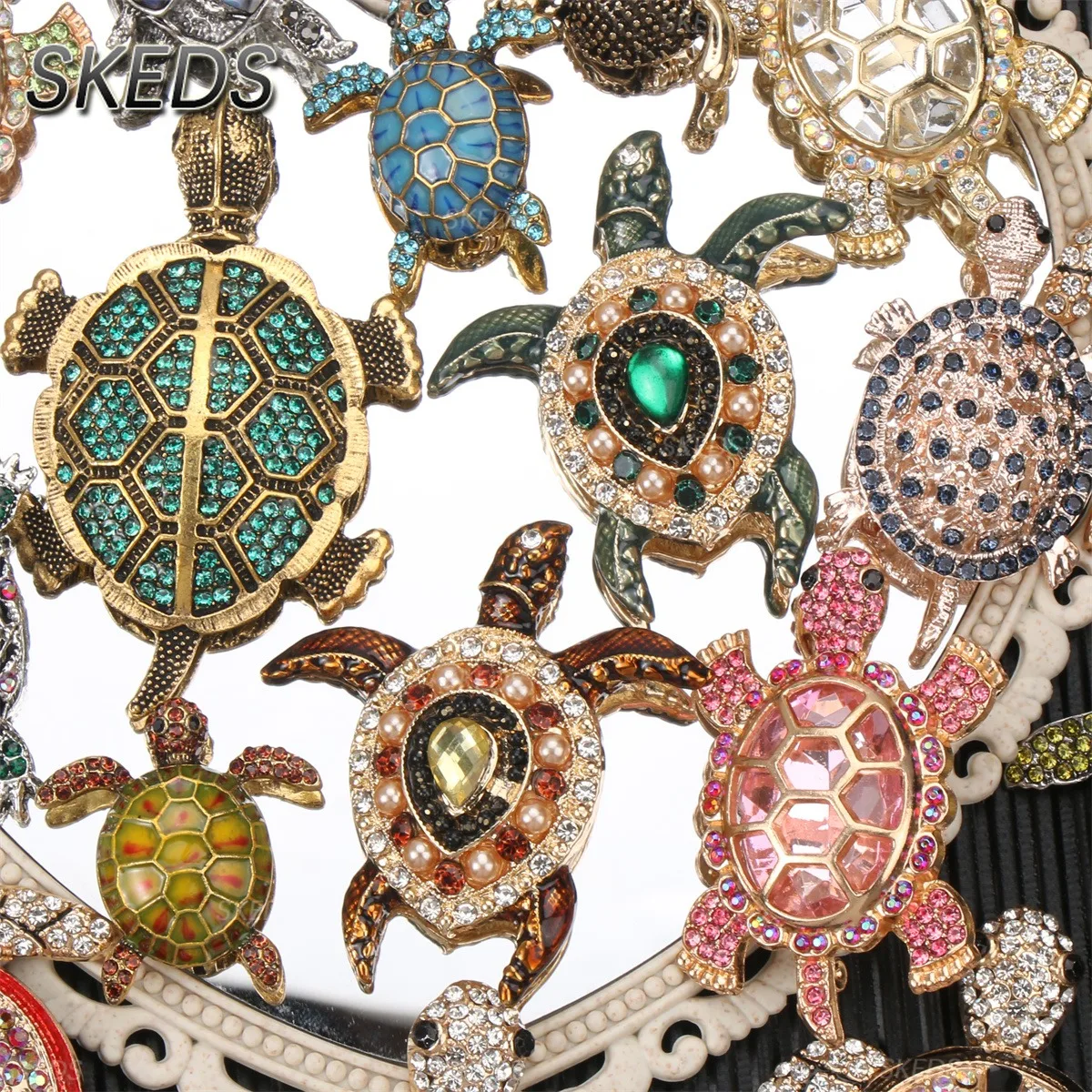 SKEDS Creative Design Lovely Sea Turtle Brooches for Women Unisex Enamel Rhinestone Water Animal Party Causal Brooch Pins Gifts