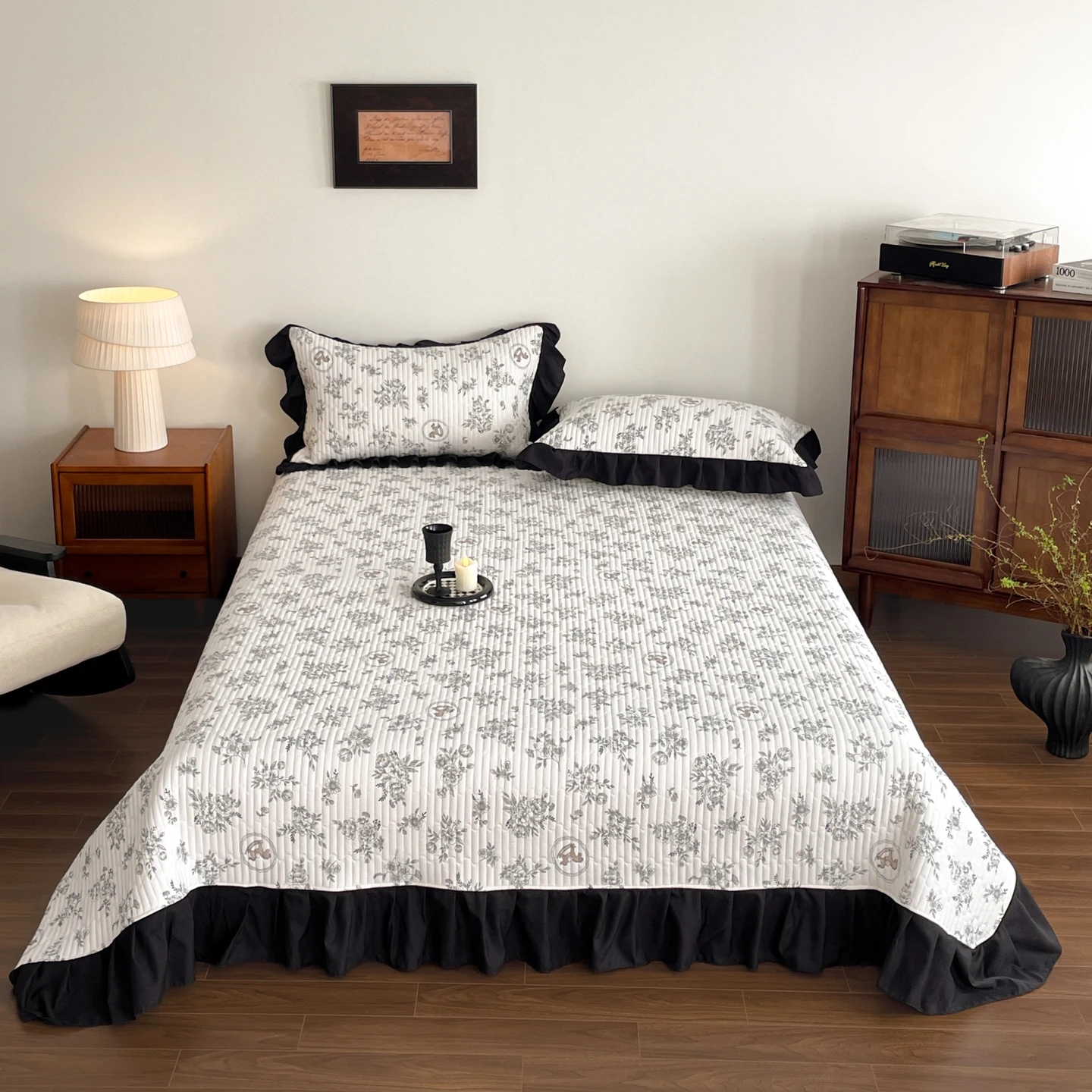 

Покрывало стеганое с цветочным принтом и оборками, размер King, черно-белое, толстое, для кроватей, приятное для кожи одеяло