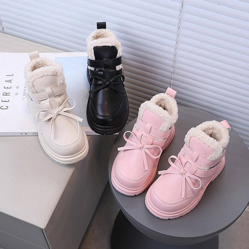 

Детские зимние сапоги, 2025 г., зимние детские замшевые сапоги в британском стиле, женские модные ботинки для девочек, нескользящие теплые универсальные хлопковые сапоги