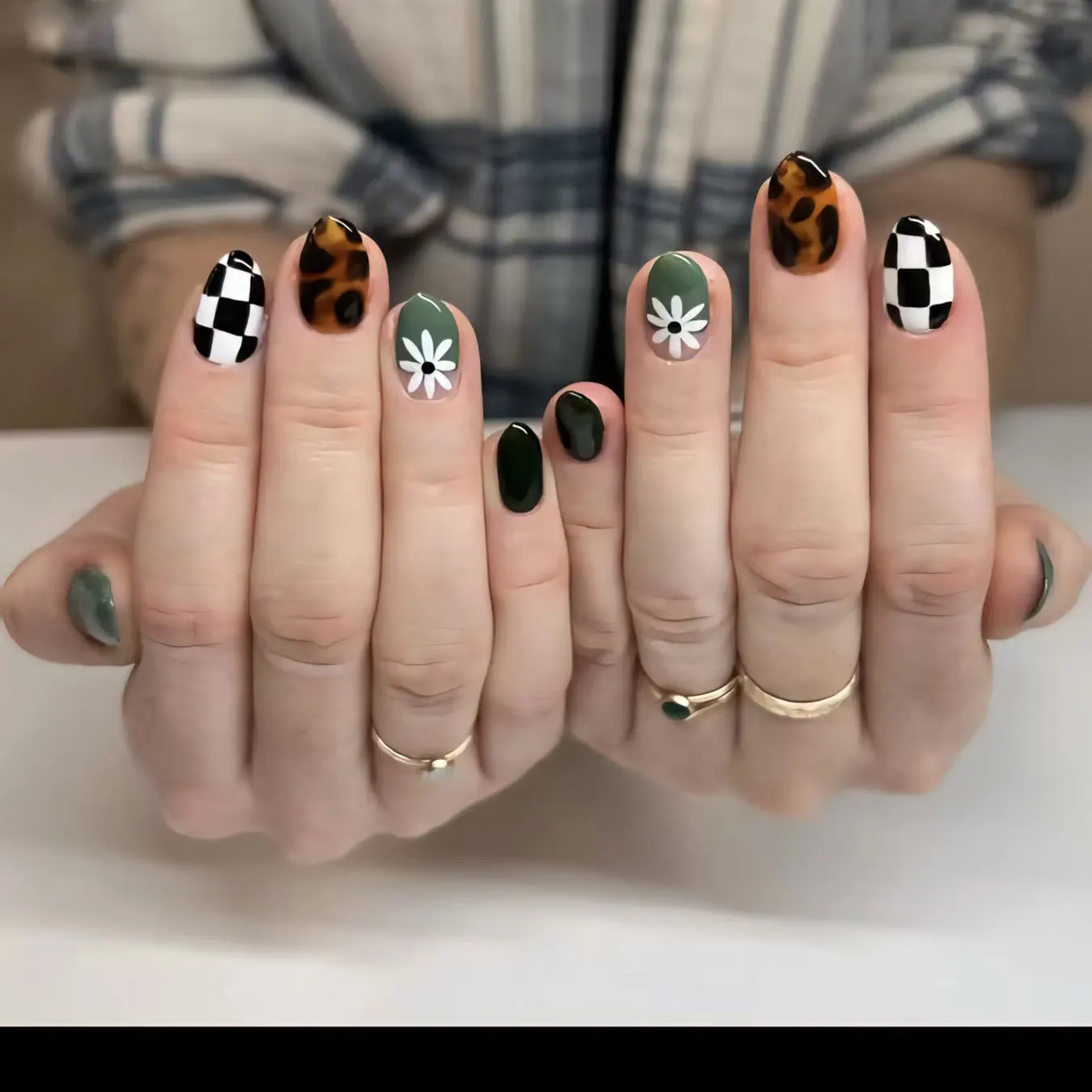 24Pcs Black White Grid Design Press on Fake Nails with Round Head Short Full Cover Nail Vintage Daisy Detachable False Nails Art