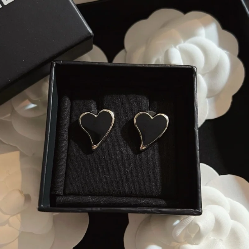 24New Internet CelebrityjennieSeiko High-Grade Black Oil Dripping -Shaped Love Heart Stud Earrings