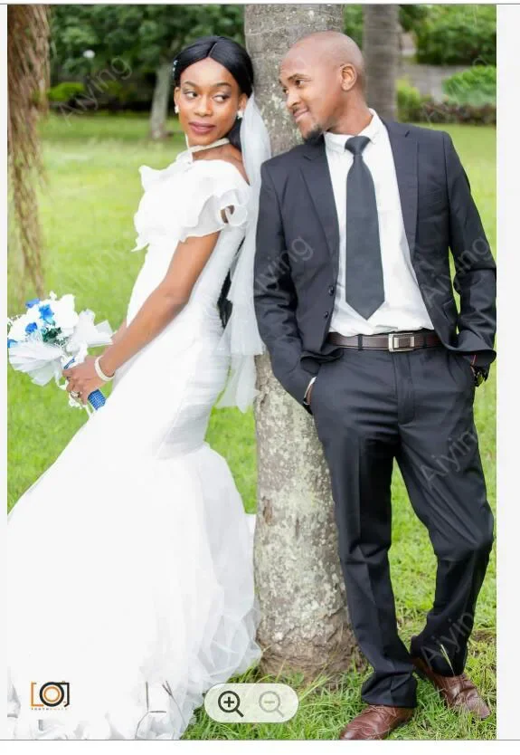 Maßgeschneidertes, schulterfreies, schulterfreies Brautkleid aus Tüll mit Rüschen, elegantes Meerjungfrau-Brautkleid mit handgefertigten Blumen unten