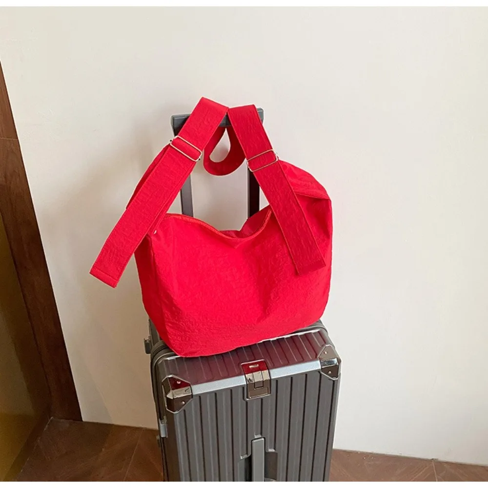 Tas Pangsit Wanita Korea Fashion Tas Komuter Ringan Desain Lembut Tas Selempang Warna Polos Kapasitas Besar untuk Perjalanan