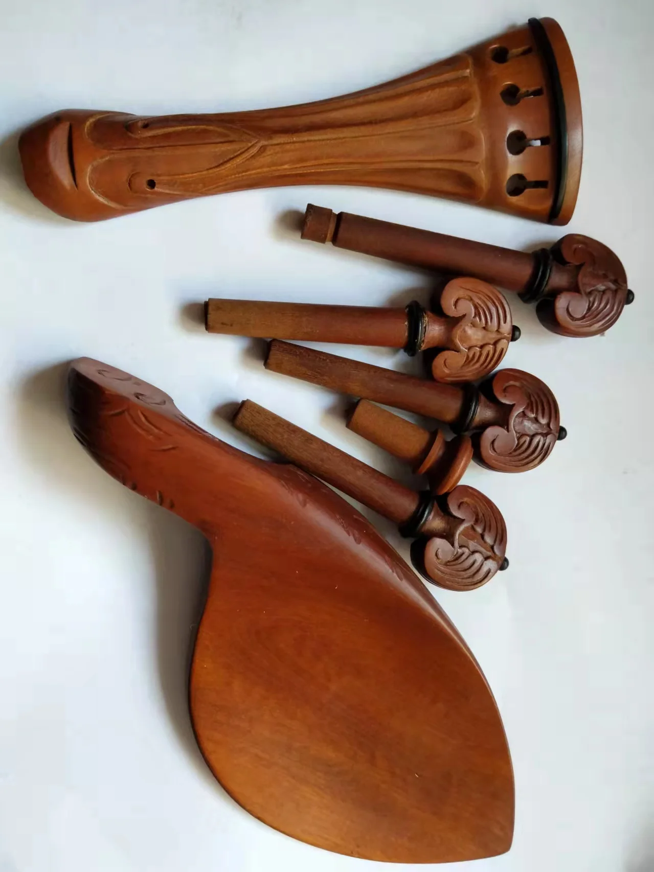 1 Set Carved Jujube Violin Fitting 4/4 with Pegs End Pin Tailpiece and Chin Rest Without Holes