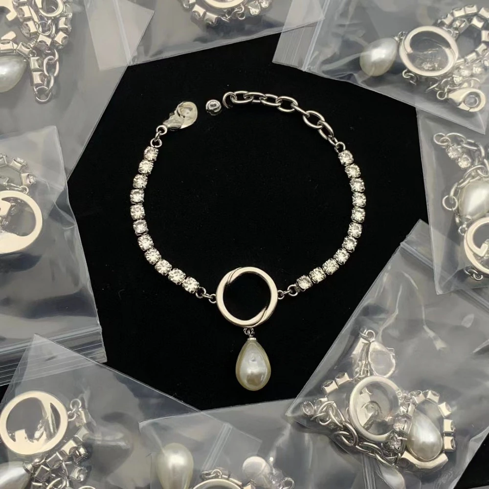 سوار G عالي الجودة - حرف حجر الراين اللامع القديم، سلسلة مكتنزة متعثرة وعنصر الكاميليا