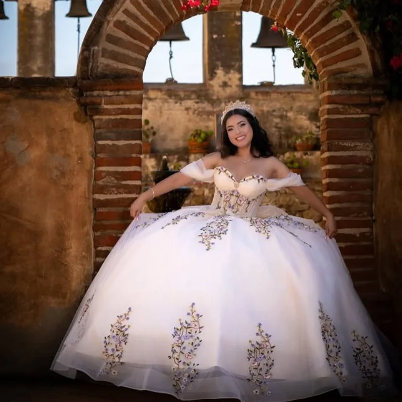 

Белое платье Quinceanera с открытыми плечами, кружевное блестящее цветочное платье с кристаллами и большим бантом, платья de 15, Quinceanera ﻿ Индивидуальный