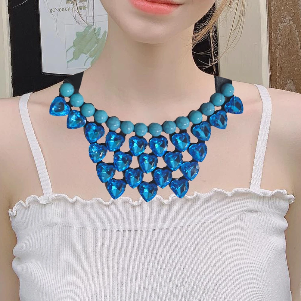 ترتدي النساء على شكل زهرة قلادات على أساس يومي، بالإضافة إلى هدايا مجوهرات صناعية شفافة وملونة #6