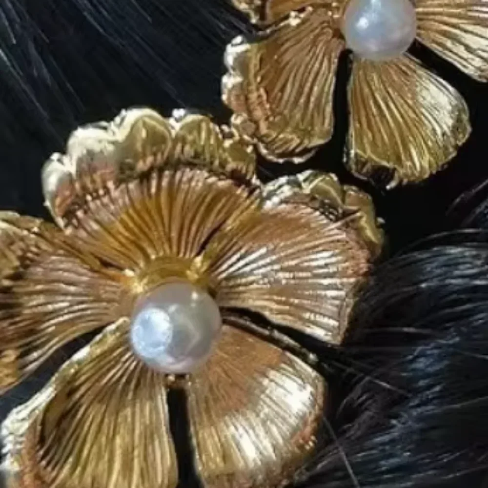 مشط شعر أنيق على شكل زهرة اللؤلؤ مصنوع من خليط معدني بمشبك جانبي على طراز المحكمة إكسسوار شعر ذهبي للنساء #2