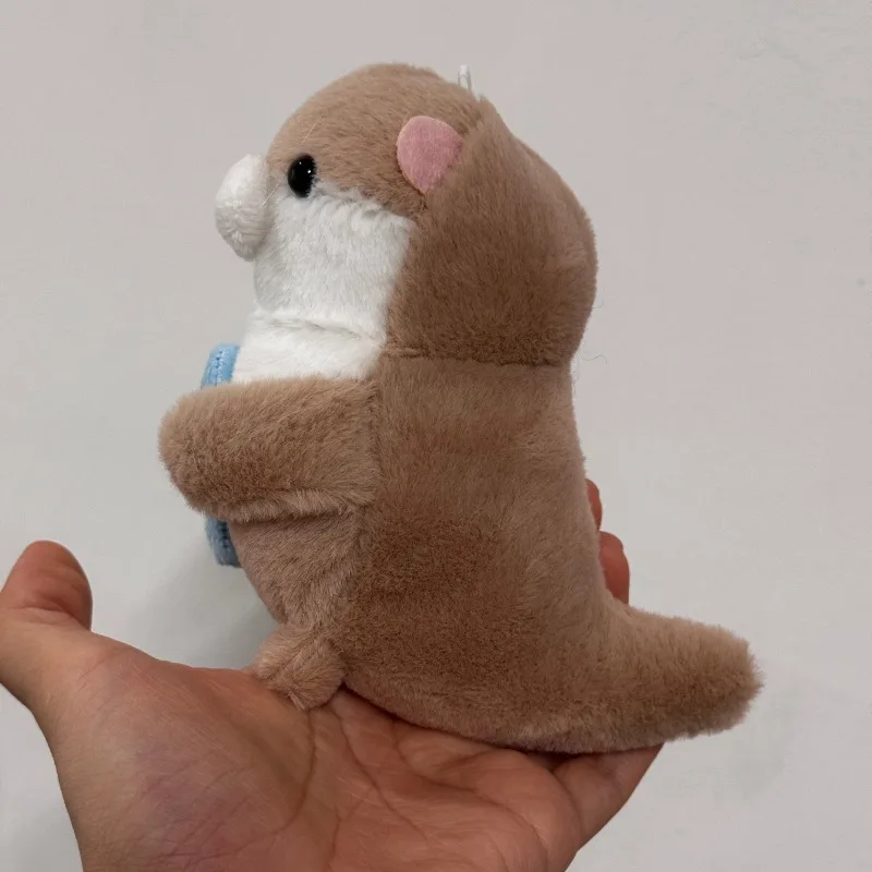 10 センチメートルかわいいカワウソ保持魚ぬいぐるみキーホルダー軽量ぶら下げペンダント小道具スクールバッグキー財布人形ギフト