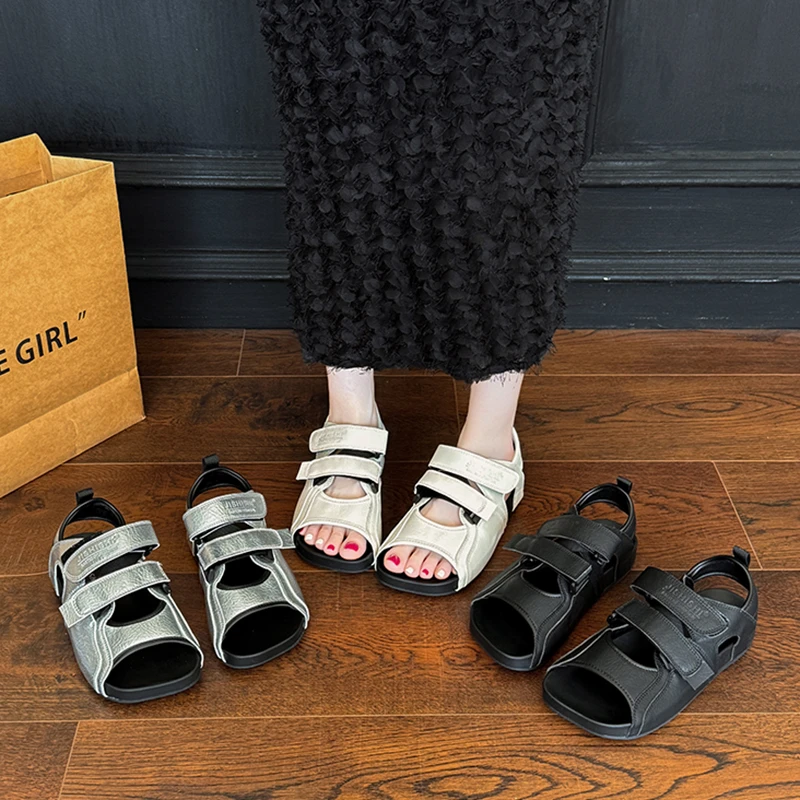 2025 جديد الشقق ساحة تو النساء الصنادل منصة عادية جديد الصيف الأحذية الرومانية شباشب على الموضة المفتوحة تو أحذية مشي امرأة