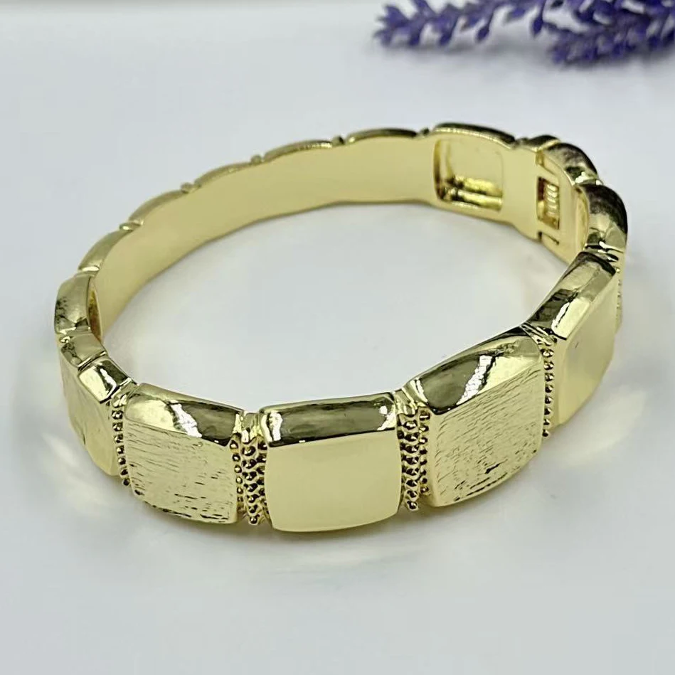 

Exquisite Classic Bump Pattern Openning Bangles Bracelet For Women Cuff Bracelet Gold Color Stainless Steel Hand Ornament Gift