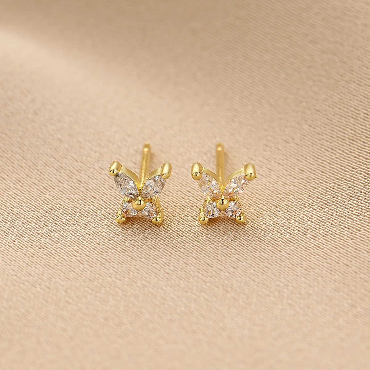 Pendientes de tuerca de mariposa de flor dulce para mujer, Color dorado y plateado, Simple, uso diario, Piercing de oreja, accesorios de joyería, 1 par