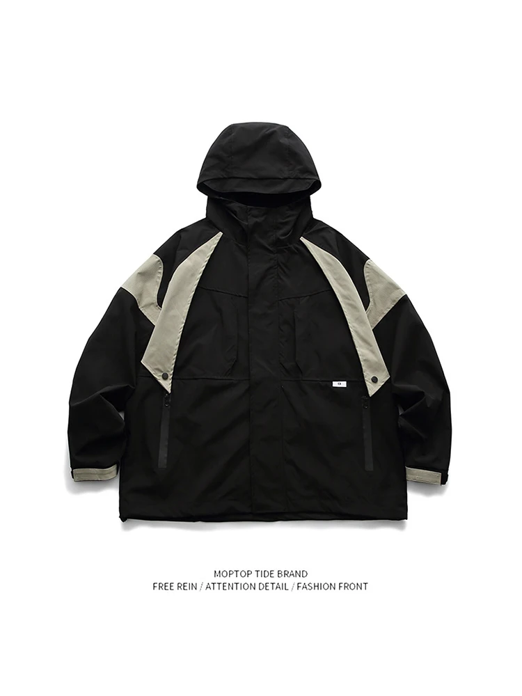 

Мужская куртка-жакет свободного кроя с декоративными цветными вставками, капюшоном, в японском стиле, из полиэстера, с длинными рукавами и застежкой-молнией.