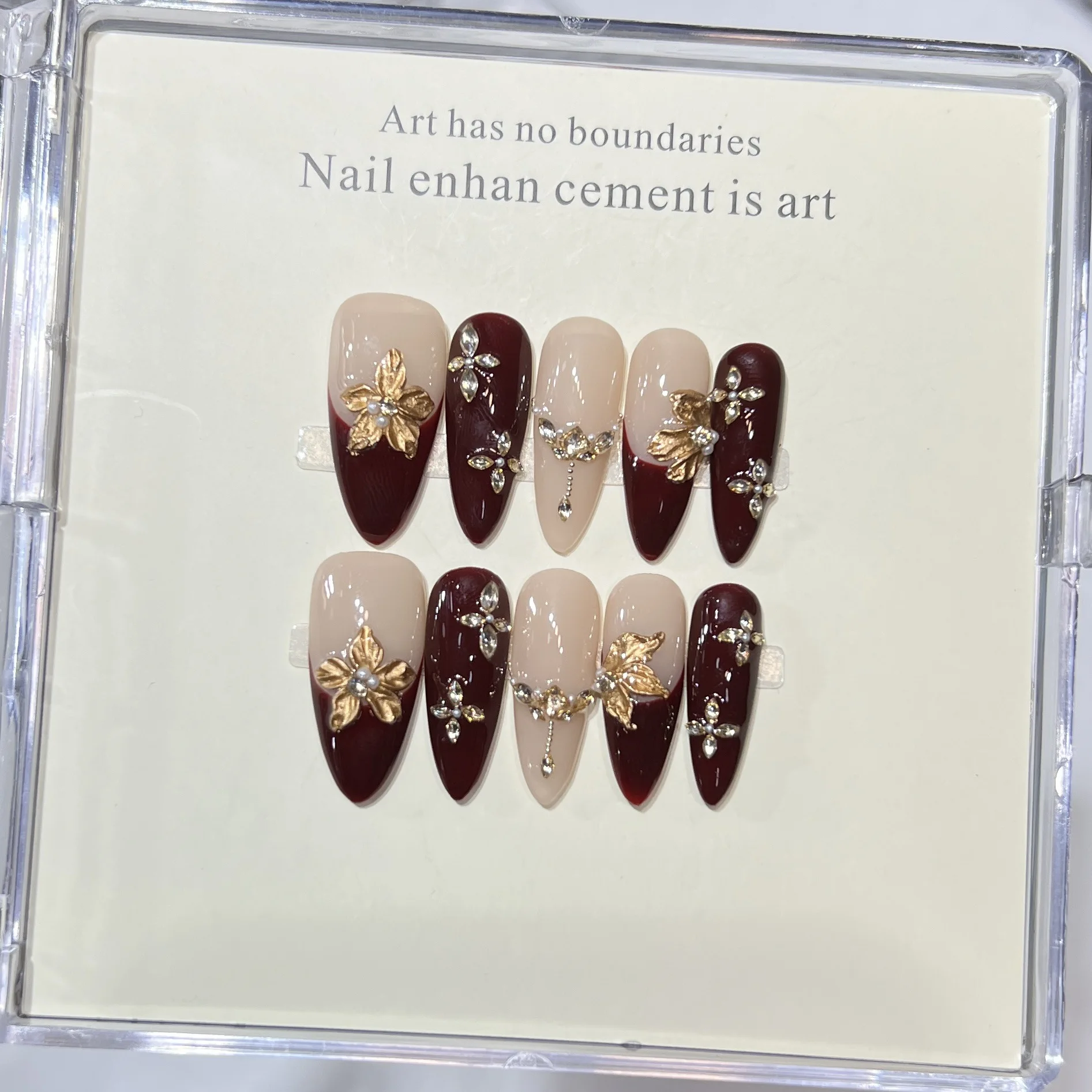 เล็บปลอมแบบถอดได้ 10 ชิ้น งานแฮนด์เมด สไตล์ฝรั่งเศส ดีไซน์ดอกไม้สีทอง 3 มิติ ประดับเพชร รูปทรงอัลมอนด์ สำหรับตกแต่งเล็บ