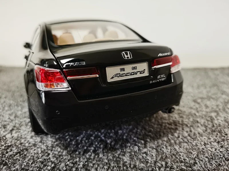 Modelo de coche de plástico fundido a presión para niños, colección de regalos de exhibición, Metal negro/dorado, para Honda Accord 8th, mitad y ocho, 1/18