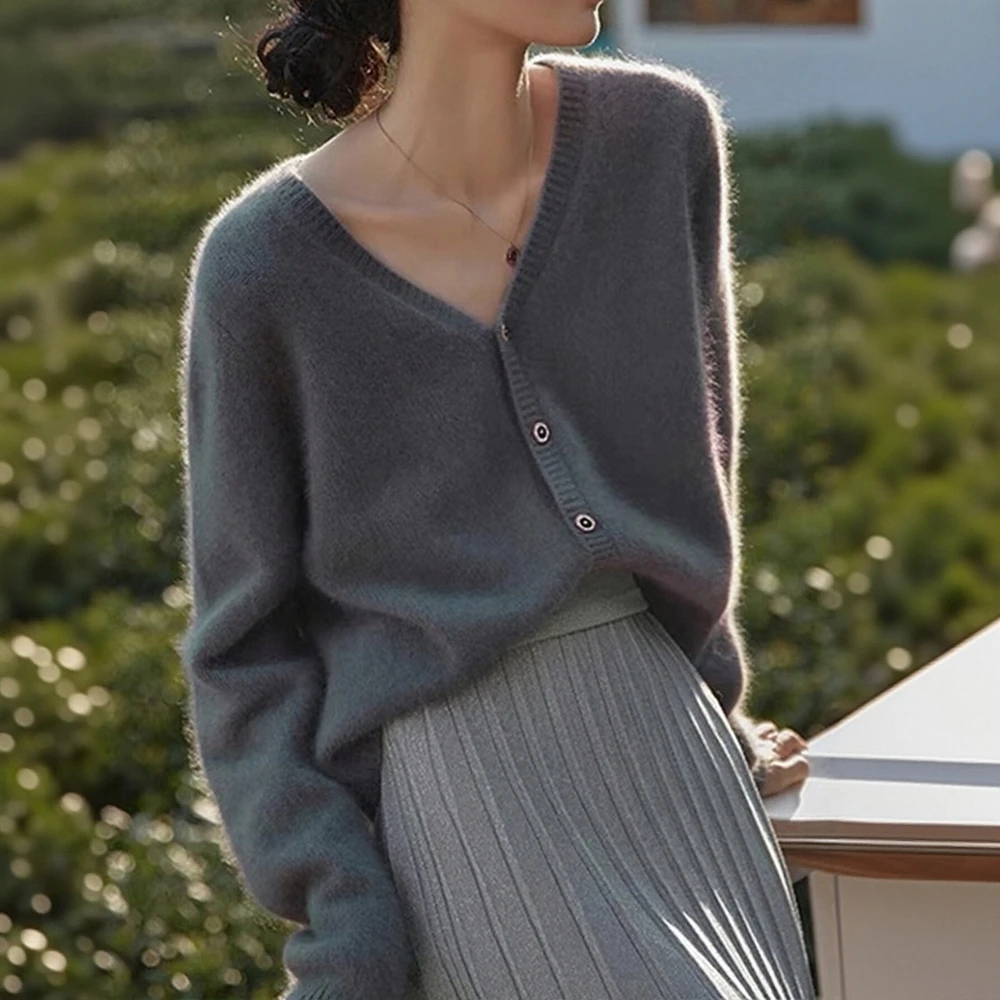 Damski sweter rozpinany z okrągłym dekoltem, dzianina, dopasowany krój, długi rękaw, prosty krój, bez ozdób.