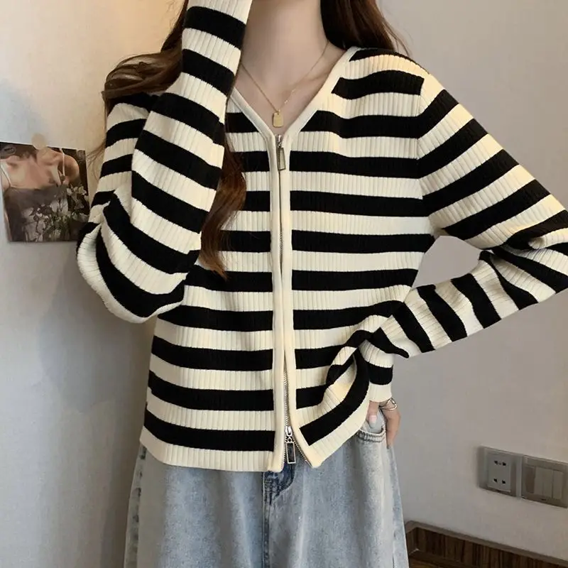 سترة صوفية محبوكة مخططة بأكمام طويلة للنساء في الخريف الكورية فضفاضة بسحاب