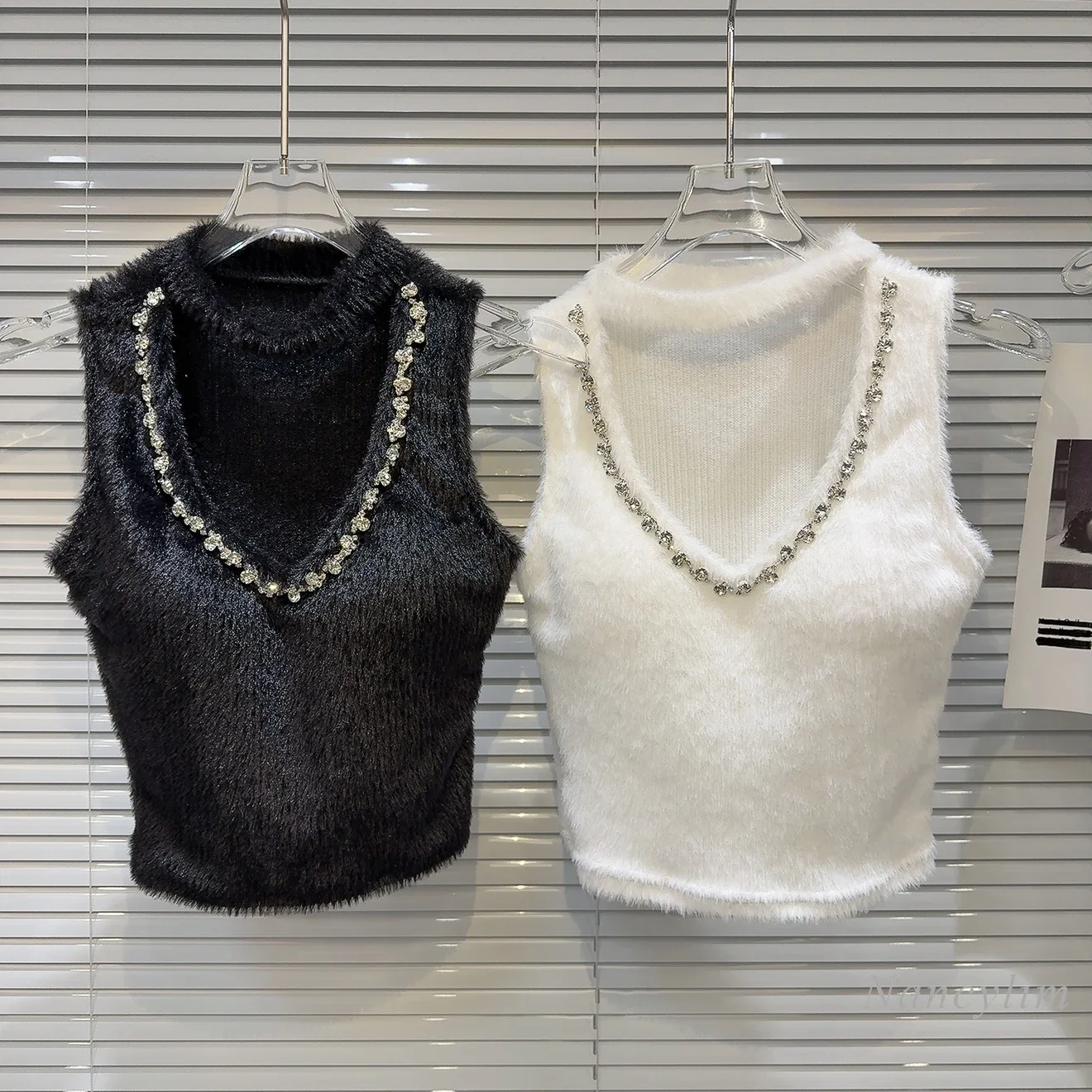 

2024 Winter New Temperament Socialite V-neck Rhinestone Edge Plush Knitted Chest Pad Sling Vest Tank for Women Y2k Top