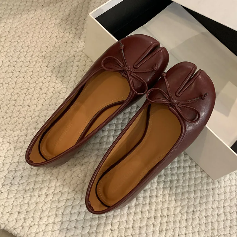 موضة جديدة لعام 2025 أحذية نسائية مسطحة غريبة سهلة الارتداء للصيف والربيع أحذية نسائية ضحلة بعقدة على شكل فراشة أحذية مسطحة للسيدات #4