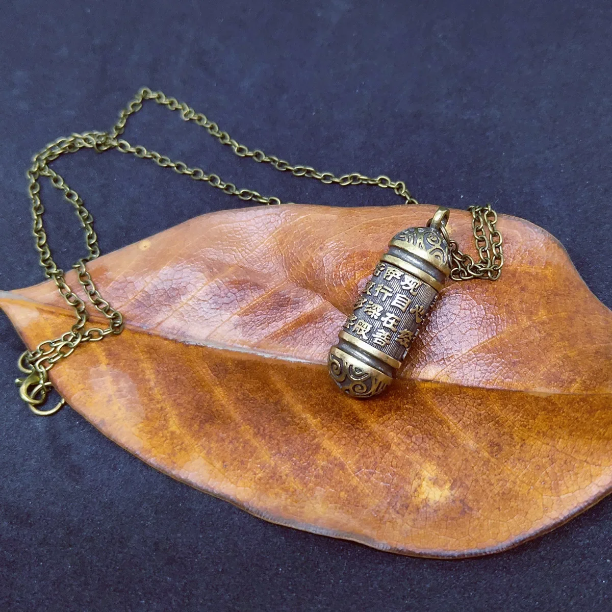 Retro Brass Cremation Urn Ashes Cylinder Vial Pendant Necklace Heart Sutra Embossed Pendant Chain Charm Memorial Jewelry
