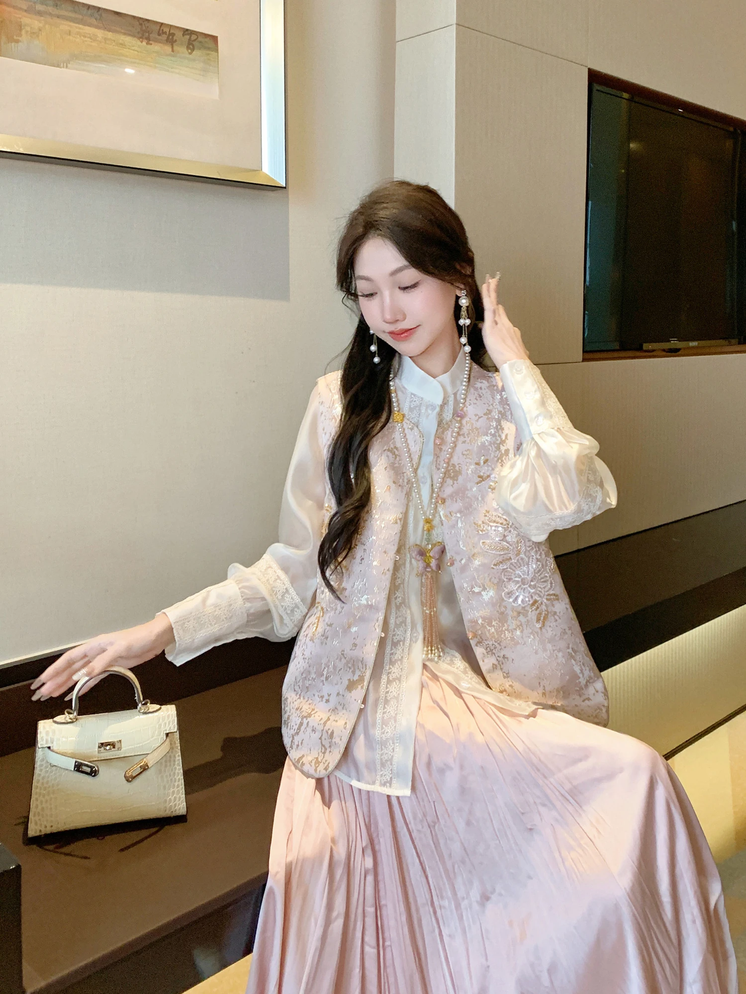 

New Chinese Style Embroidered Floral Vest Women's Fashionable Layering Jacket Commute Style round Neck Regular Thickness