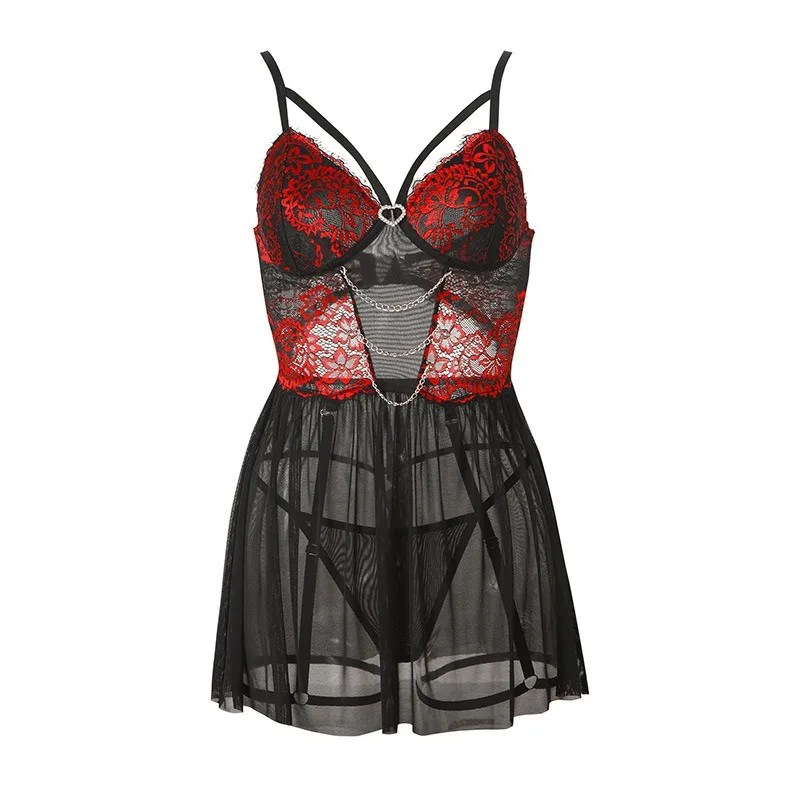 Un ensemble deux pièces de licou en forme de cœur à la mode avec chaîne en métal en dentelle épissée en tissu maillé et un toucher amusant