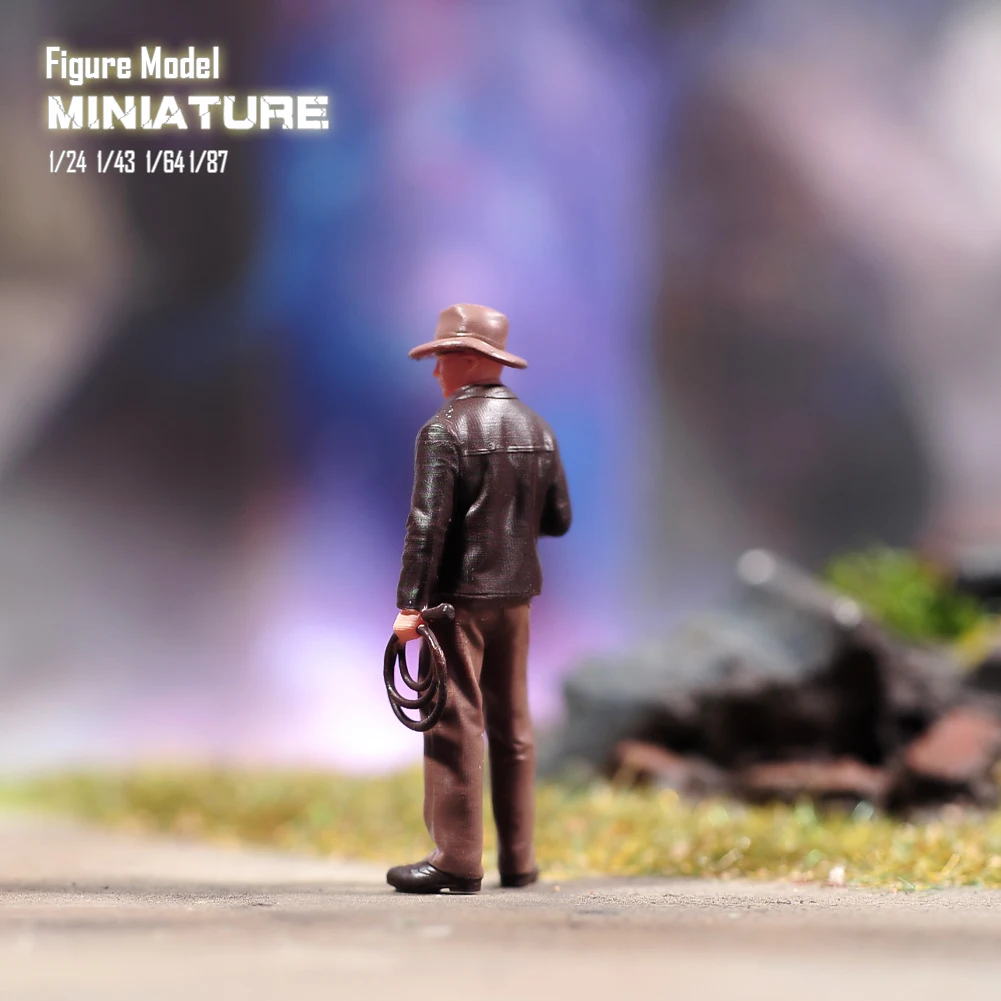 Dipinto Modello In Miniatura 1/24 1/43 1/64 1/87 Un Cowboy Occidentale Tenendo Un Tesoro Non Verniciato Figura Modello Giocattoli Vista Decorazione