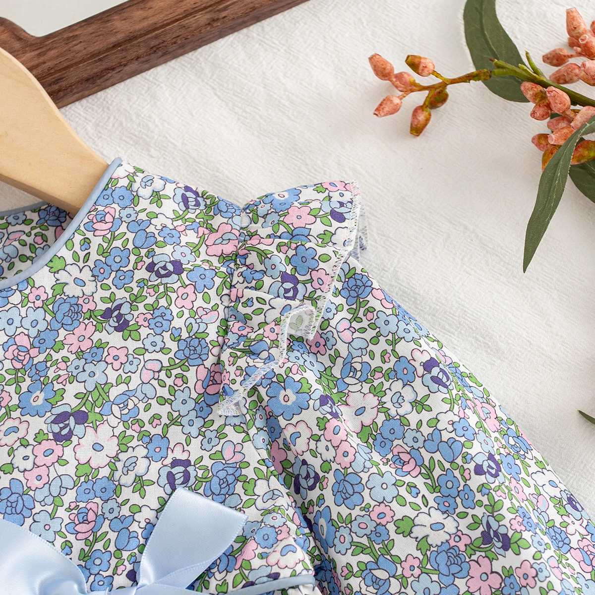 Herbstmode Blumenmuster Langarm-Babykleid im Koreanischen Stil Süßes Niedliches Blaues Schleifenkleid aus Baumwolle Bequemes Weiches Lässiges Kleinkind-Kleid – Detail 6