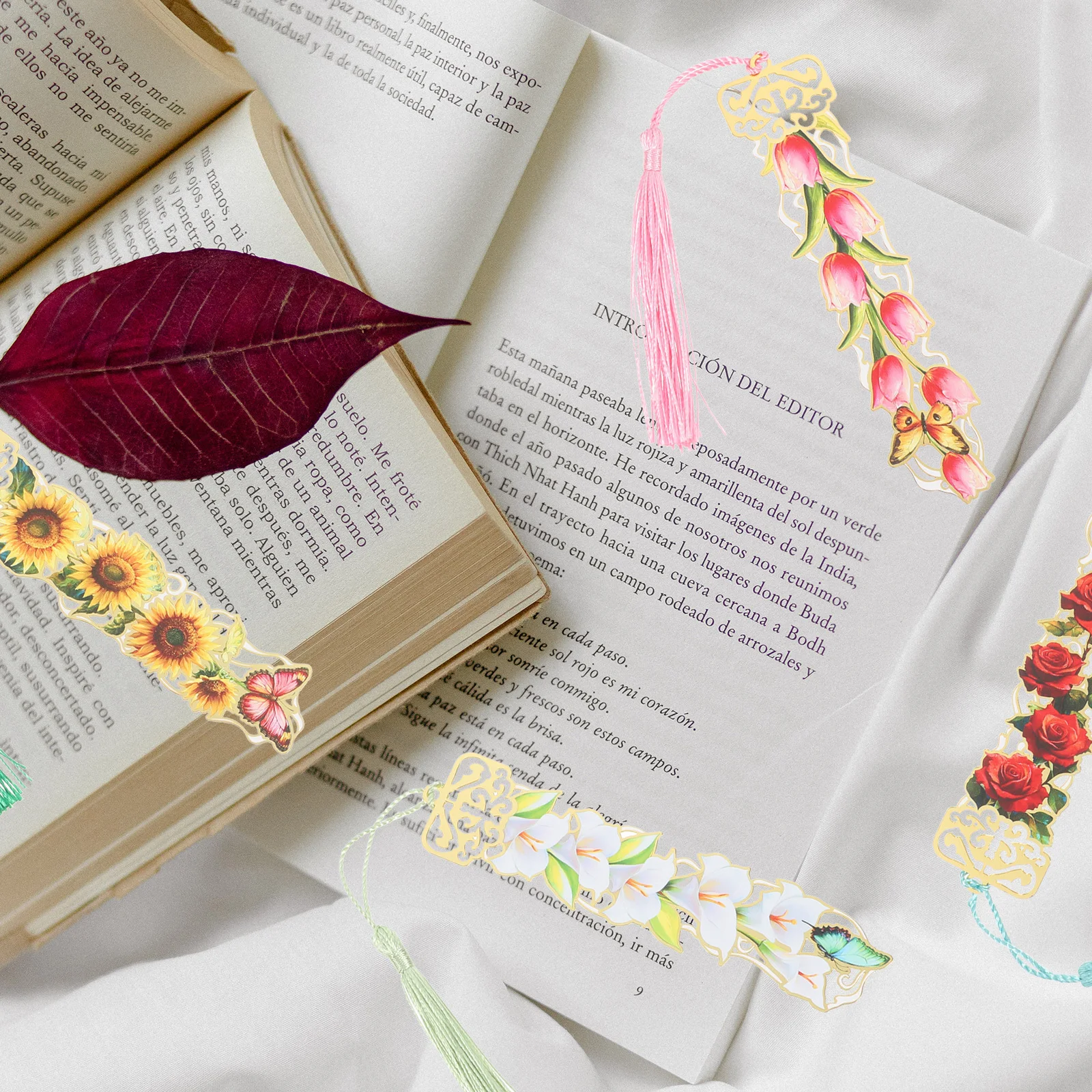

4Pcs Metal Hollow Bouquet Bookmarks Tassel Artistic Floral Reading Accessories Book Marks for Girls Unique Book Accessories