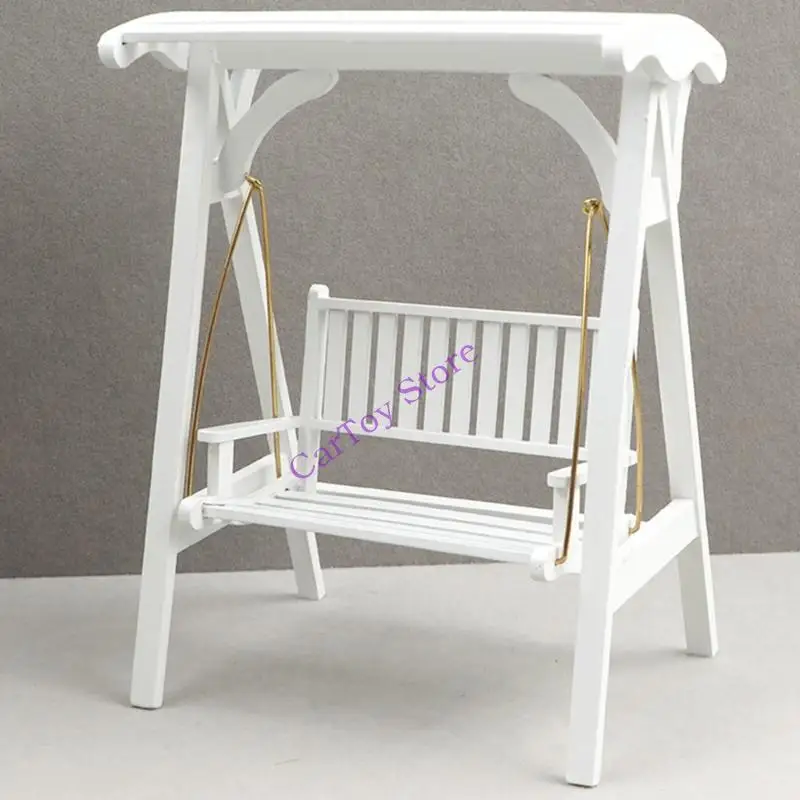 كرسي أرجوحة صغير ذو طابع خشبي واقعي لمساحات اللعب التظاهرية وعروض الرف الزخرفية