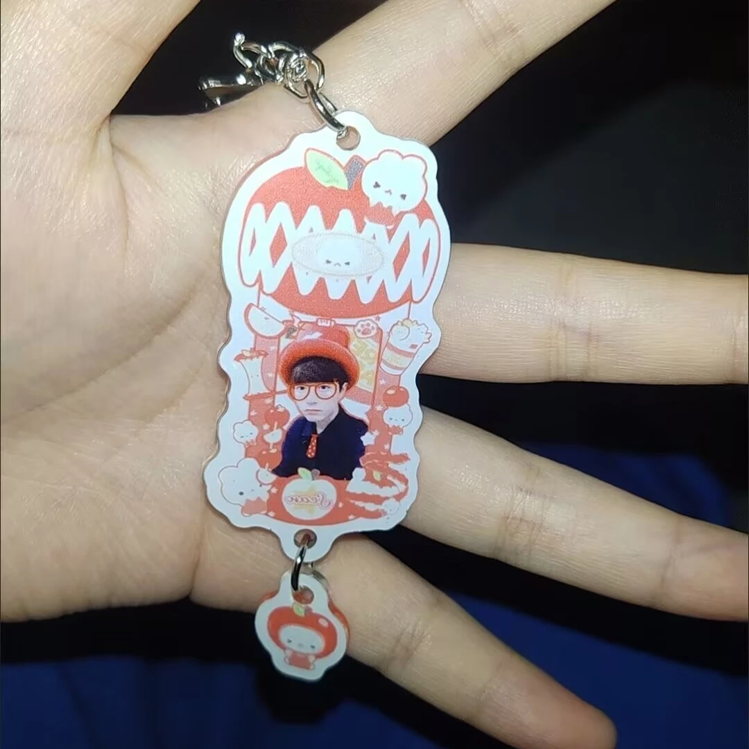 보준 이샤오의 새로운 아크릴 펜던트 "왕 이보 샤오잔"은 창의적인 책가방이자 가장 친한 친구를 위한 지지 키체인입니다.