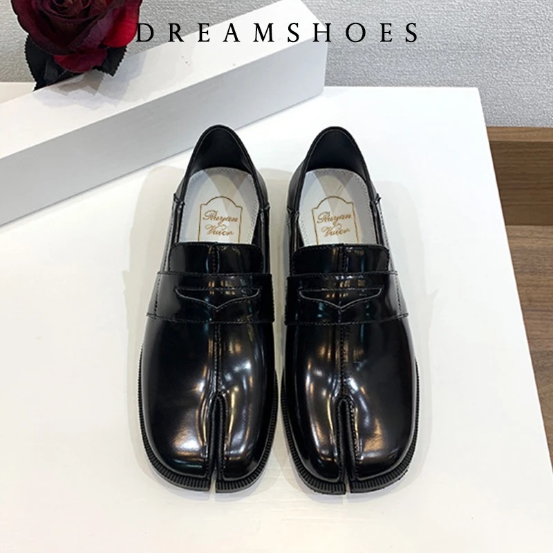 

2025 Tabi Shoes Мокасины без шнуровки для мужчин и женщин с разделенным носком на тонкой подошве, повседневная повседневная обувь из лакированной кожи в Корейском стиле, трендовая повседневная обувь