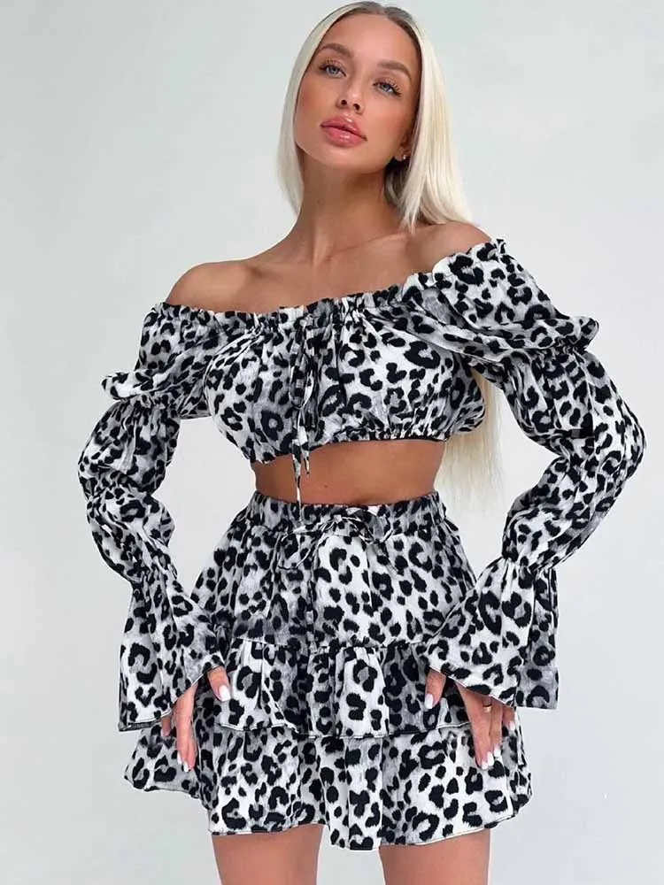 

MCDV Леопардовый принт, комплект из 2 предметов, женские сексуальные укороченные топы с открытыми плечами и длинными рукавами, мини-юбка со шнуровкой и рюшами, женские осенние наряды 2025